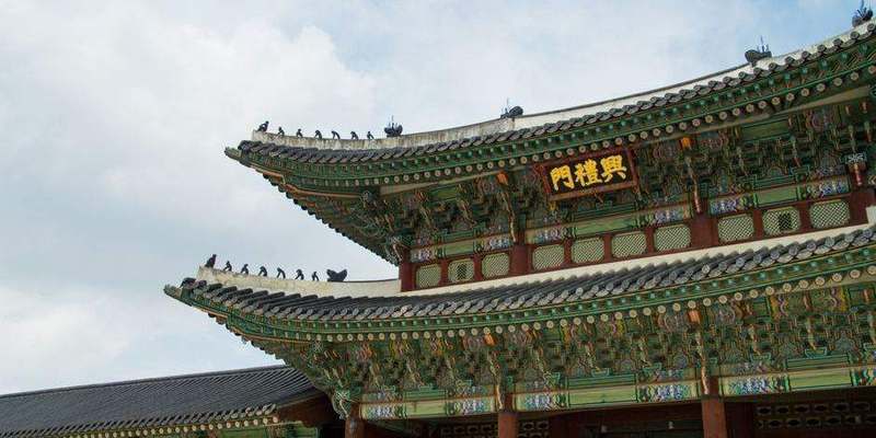 Explore the ornate architecture of Gyeongbokgung Palace in Seoul, showcasing tra